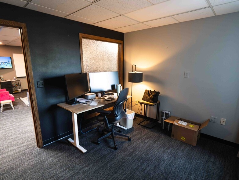 More Photos Of 1075 Arrowsmith St, Eugene Light Distribution For Sale