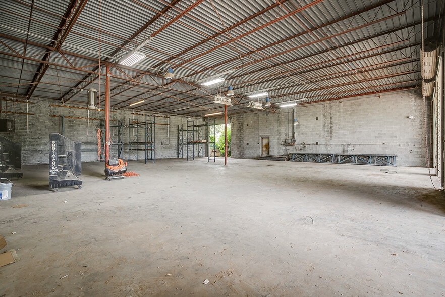 More Photos Of 3808 E 1st St, Fort Worth Light Manufacturing For Lease