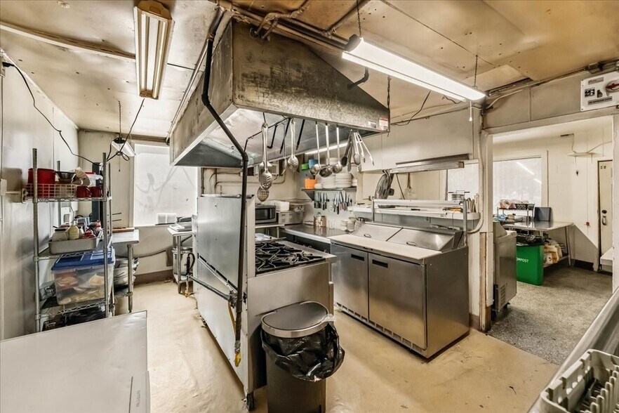 More Photos Of 21375 Main St, Lakehead Restaurant For Sale