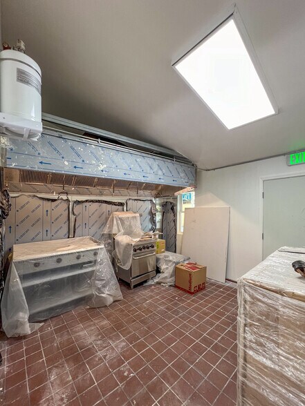 More Photos Of 2443 Prince Edward St, Honolulu Restaurant For Lease