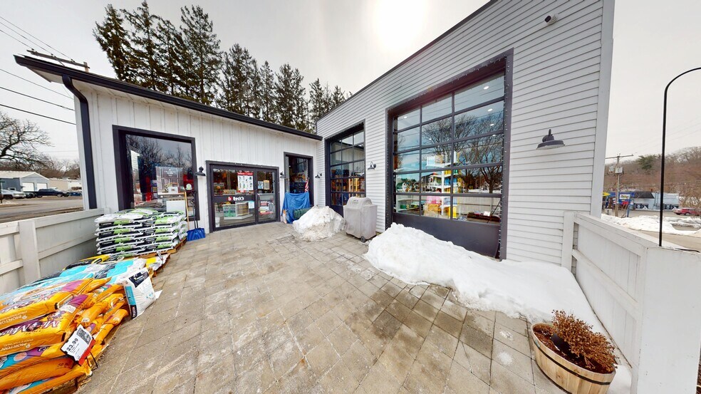 Primary Photo Of 4 Bona Ventura Ave, Wallkill Auto Repair For Sale