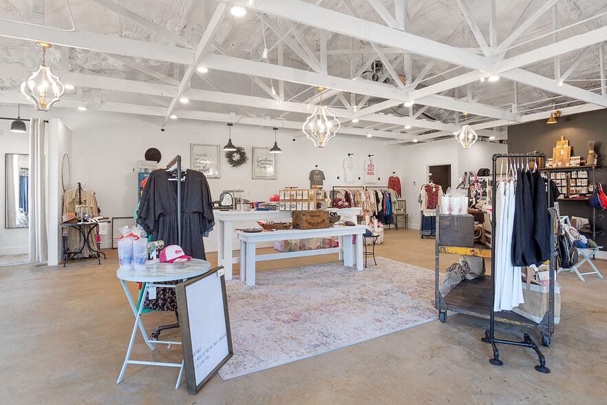 More Photos Of 6724 Paluxy Dr, Tyler Office For Lease