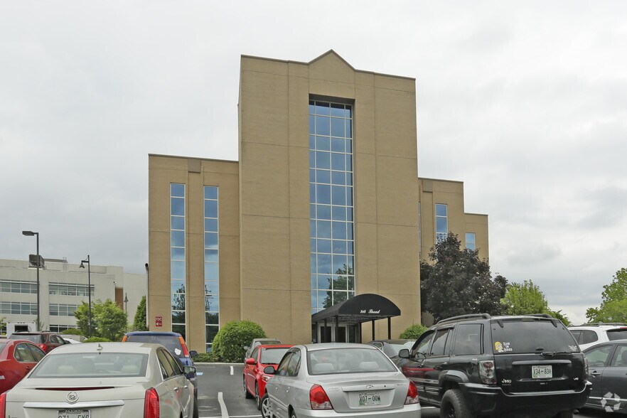 More Photos Of 105 W Park Dr, Kingsport Medical For Lease