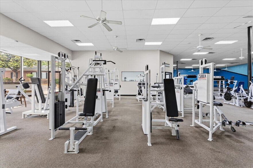 More Photos Of 15043 Main St, Alachua Showroom For Sale