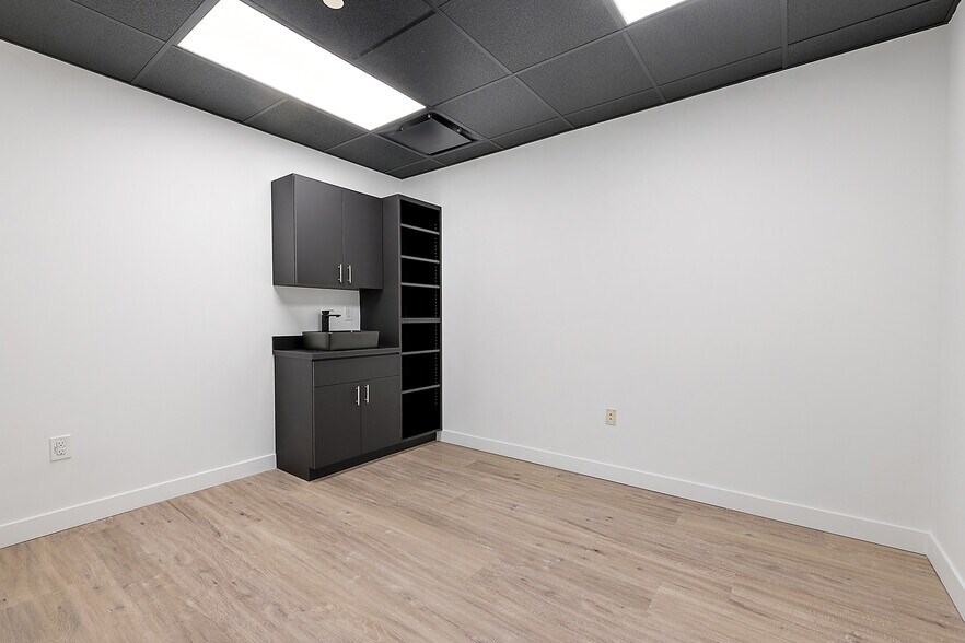 More Photos Of 801-803 W Big Beaver Rd, Troy Office For Lease