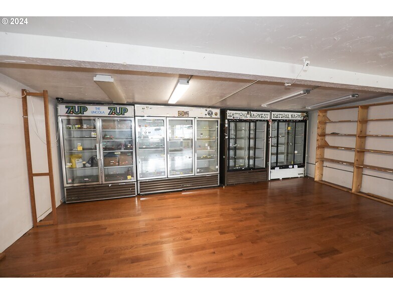 More Photos Of 501 NW Douglas Blvd, Winston General Retail For Sale