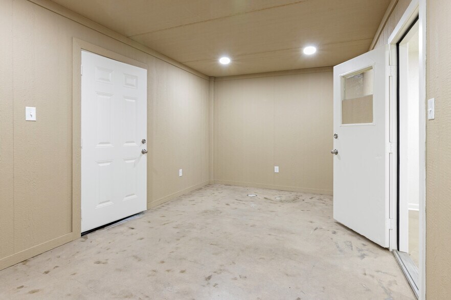 More Photos Of 4737 TX-91, Denison Showroom For Lease