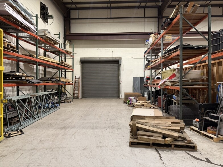 More Photos Of 1406-1414 E Pine St, Midland Warehouse For Lease
