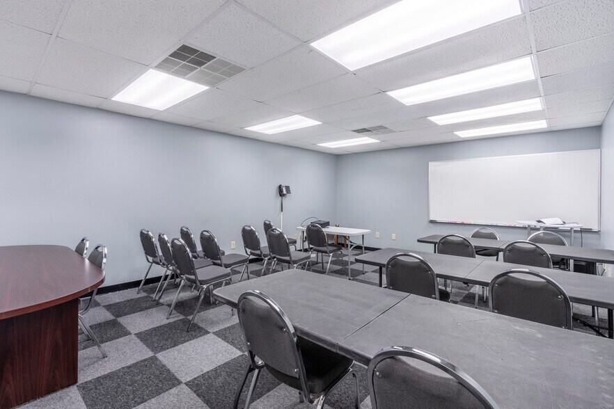 More Photos Of 5095 Crookshank Rd, Cincinnati Light Manufacturing For Sale