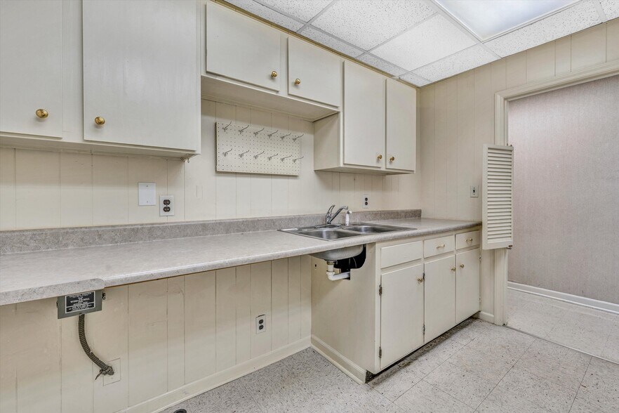 More Photos Of 1930 Braeburn Dr, Salem Medical For Sale