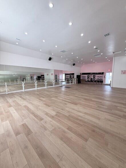 More Photos Of 1257-1261 N La Brea Ave, Los Angeles Freestanding For Lease
