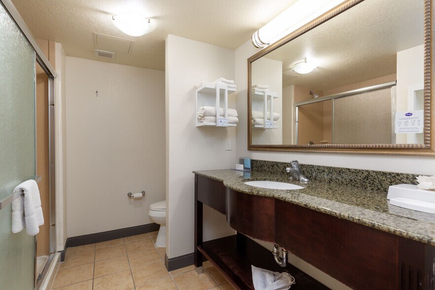 More Photos Of 7941 E Brundage Ln, Bakersfield Hotel For Sale