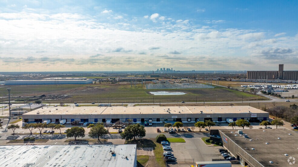 More Photos Of 2300-2334 Franklin Dr, Fort Worth Distribution For Lease