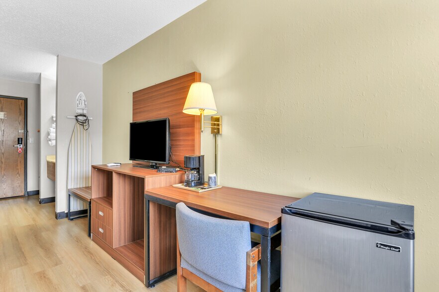 More Photos Of 630 W Main St, El Paso Hotel For Sale