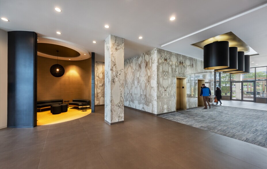 More Photos Of 1900 Spring Rd, Oak Brook Office For Lease