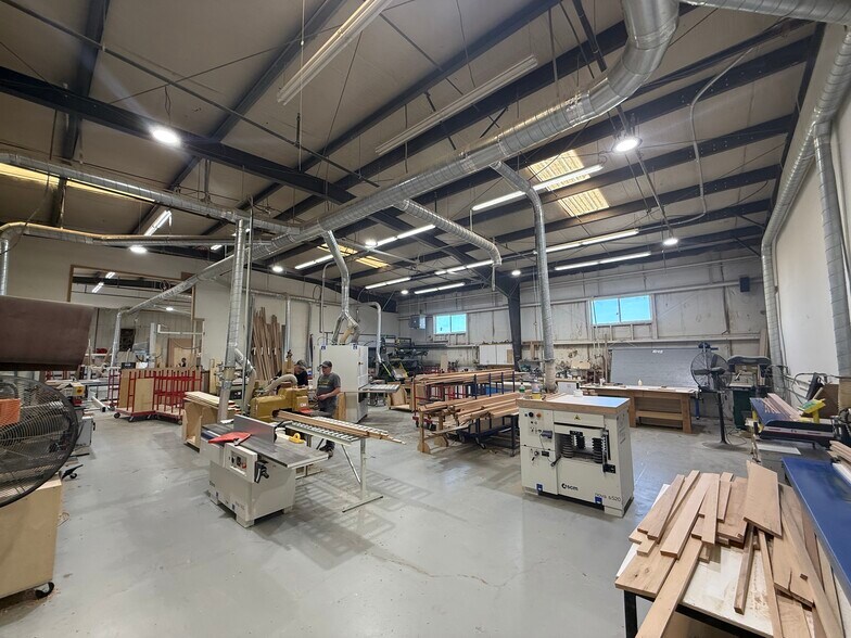 More Photos Of 697 34th St, Springfield Warehouse For Lease