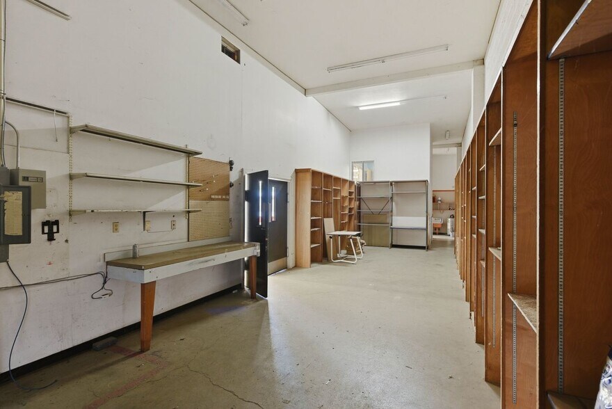 More Photos Of 120 SW Douglas Blvd, Winston Supermarket For Lease