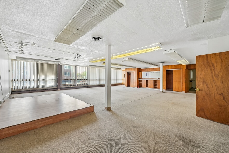 More Photos Of 6114 W North Ave, Chicago Office For Sale