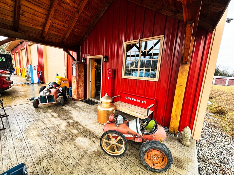 More Photos Of 4 Nora Ln, Pomfret Warehouse For Sale