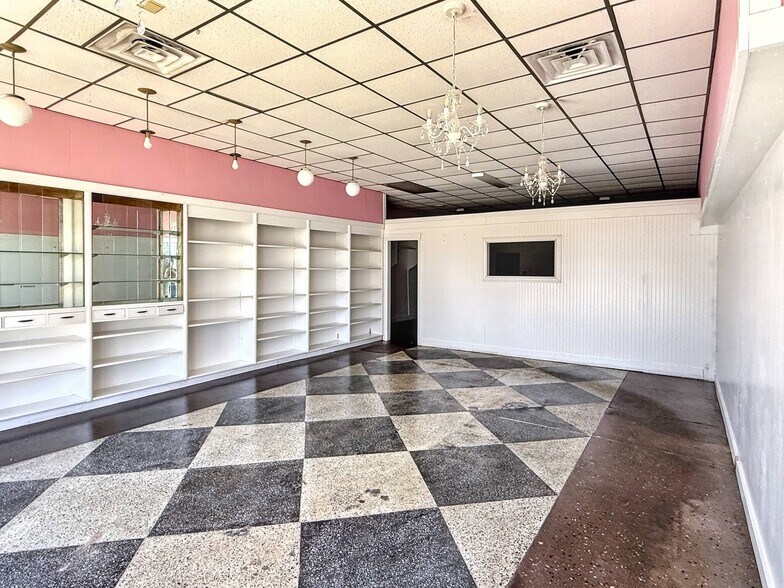 More Photos Of 109 W Monroe St, Herrin Storefront Retail Residential For Sale