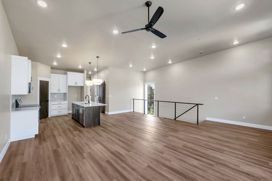 More Photos Of 217 Simmons St, Mccall Showroom For Sale