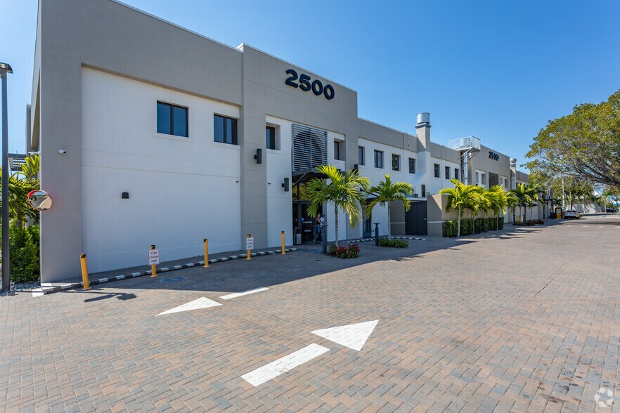 More Photos Of 2500 Tamiami Trl N, Naples Storefront For Lease