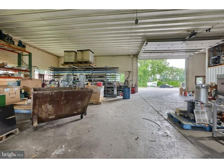 More Photos Of 240 Railroad Ave, Bird In Hand Flex For Sale
