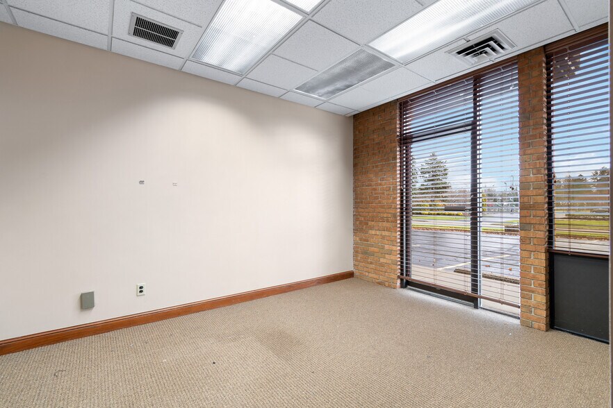 More Photos Of 81-90 N Miller Rd, Fairlawn Office For Sale