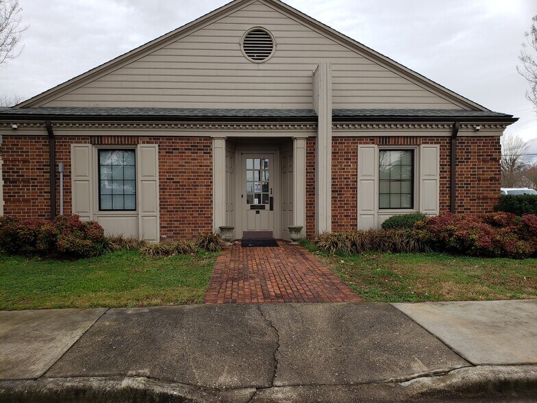 More Photos Of 3201 1st Ave SW, Hickory Bank For Sale