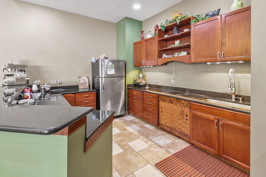 More Photos Of 300-314 E Main St, Parsons Freestanding For Sale