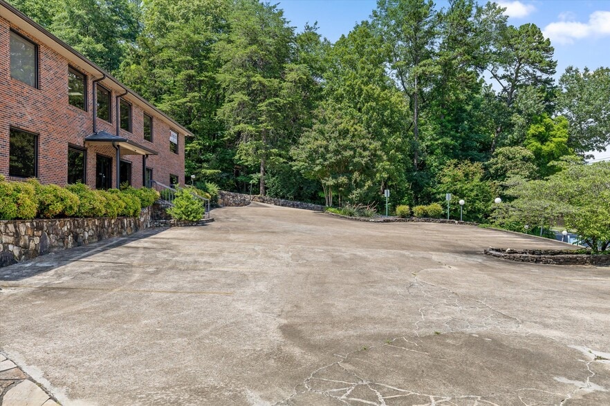 More Photos Of 901 Mountain Creek Rd, Chattanooga Office For Lease