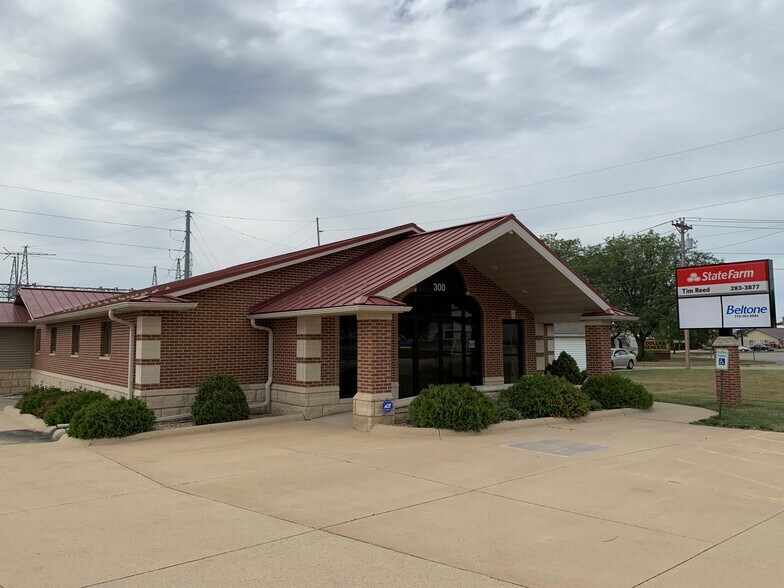 Primary Photo Of 300 Rock Island Rd, Oelwein Office For Lease