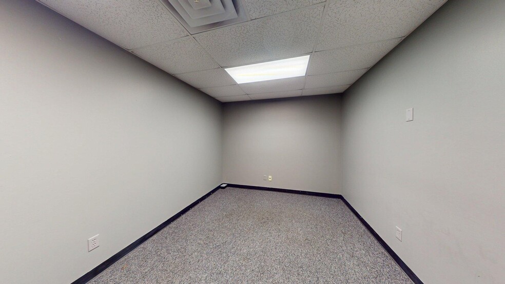 More Photos Of 2109 N Yellowood Ave, Broken Arrow Light Distribution For Lease