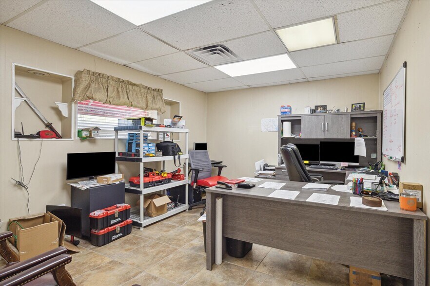 More Photos Of 615 Texas Ave, Webster Warehouse For Sale