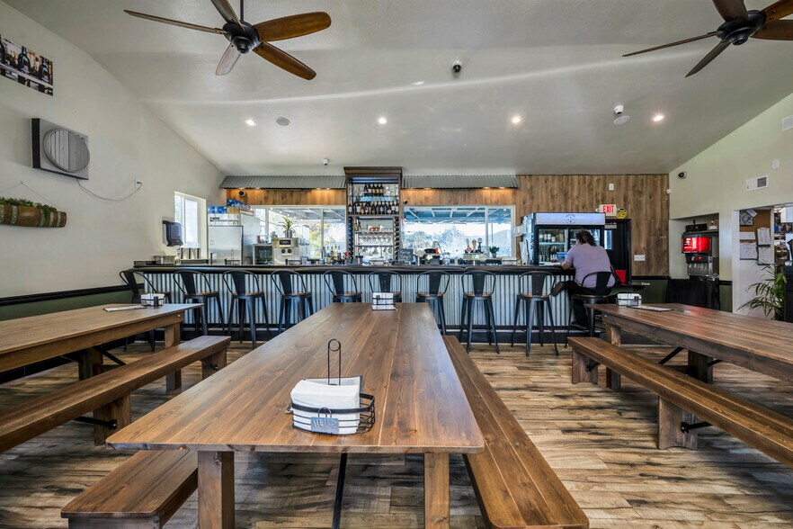 More Photos Of 14625 Lakeshore Dr, Clearlake Restaurant For Sale