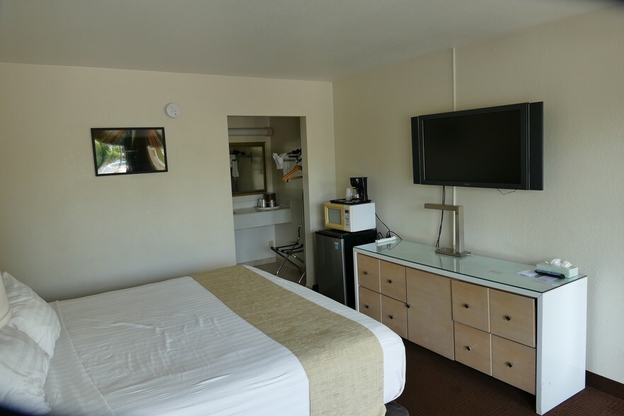 More Photos Of 990 N Homestead Blvd, Homestead Hotel For Sale