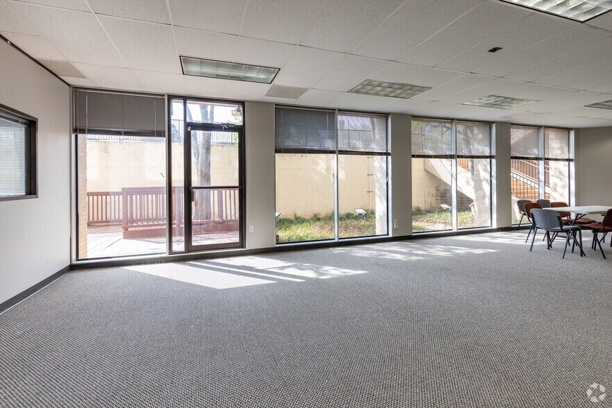More Photos Of 701 N Post Oak Rd, Houston Office For Sale