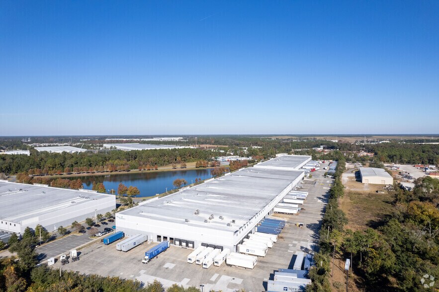 More Photos Of 2550 Cabot Commerce Dr, Jacksonville Distribution For Lease
