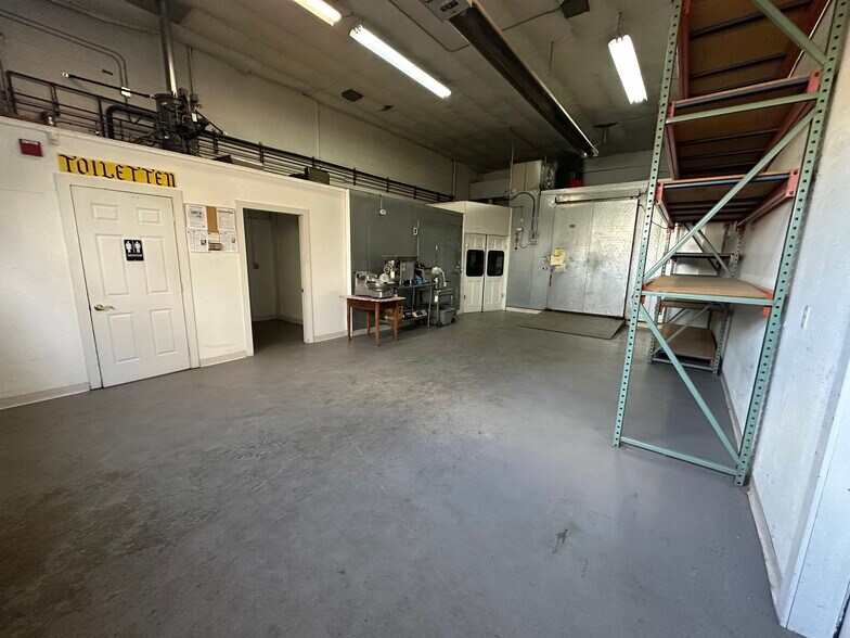 More Photos Of 1608 N Argyle St, Portland Warehouse For Sale
