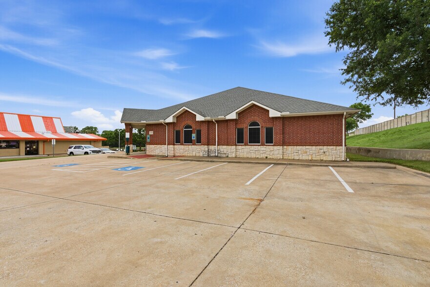 More Photos Of 1695 S State Highway 121, Lewisville Veterinarian Kennel For Sale