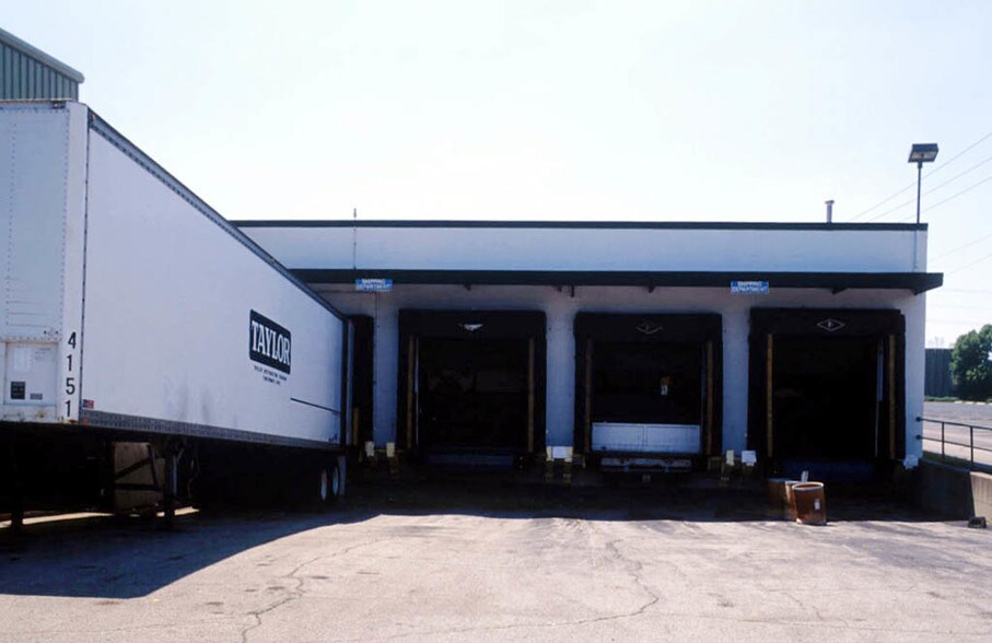 More Photos Of 440 Northland Blvd, Forest Park Manufacturing For Lease