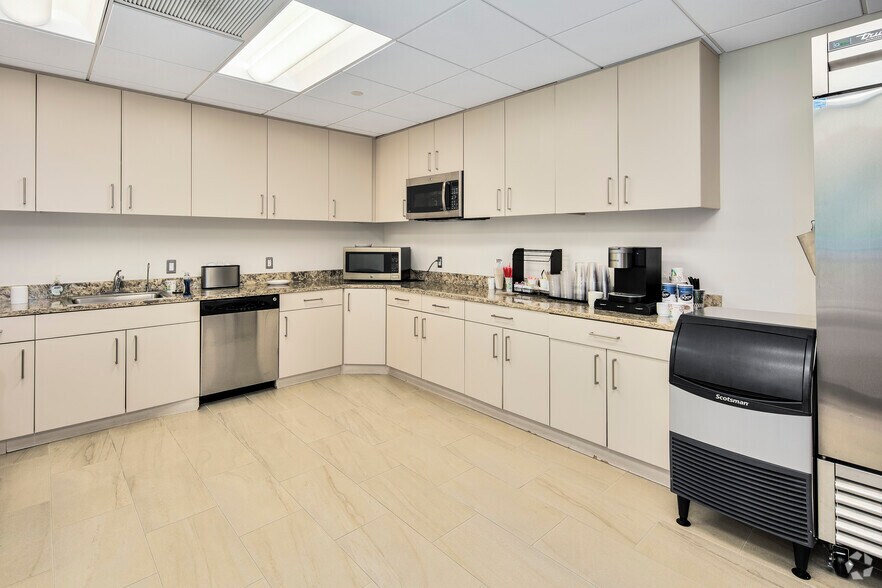More Photos Of 4520 East West Hwy, Bethesda Office For Lease