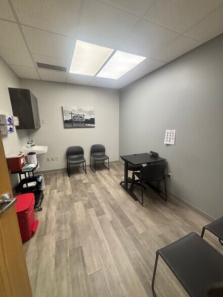 More Photos Of 737 W Green Meadows Dr, Greenfield Medical For Lease