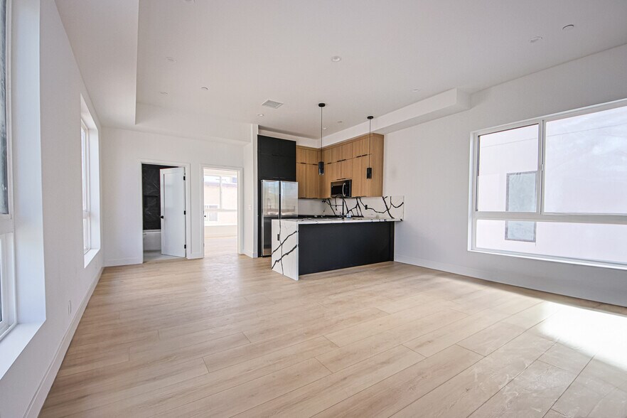 More Photos Of 6401 Odessa Ave, Lake Balboa Multifamily For Sale