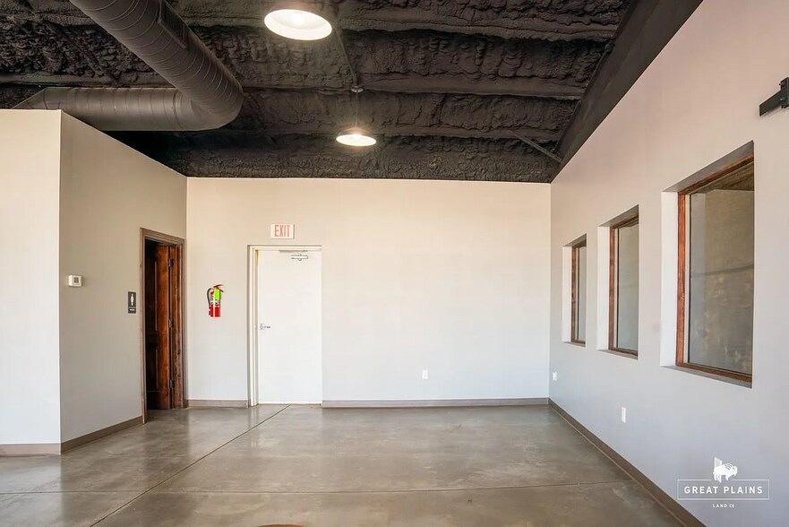 More Photos Of 204 S Broadway Ave, Hinton Storefront Retail Office For Sale