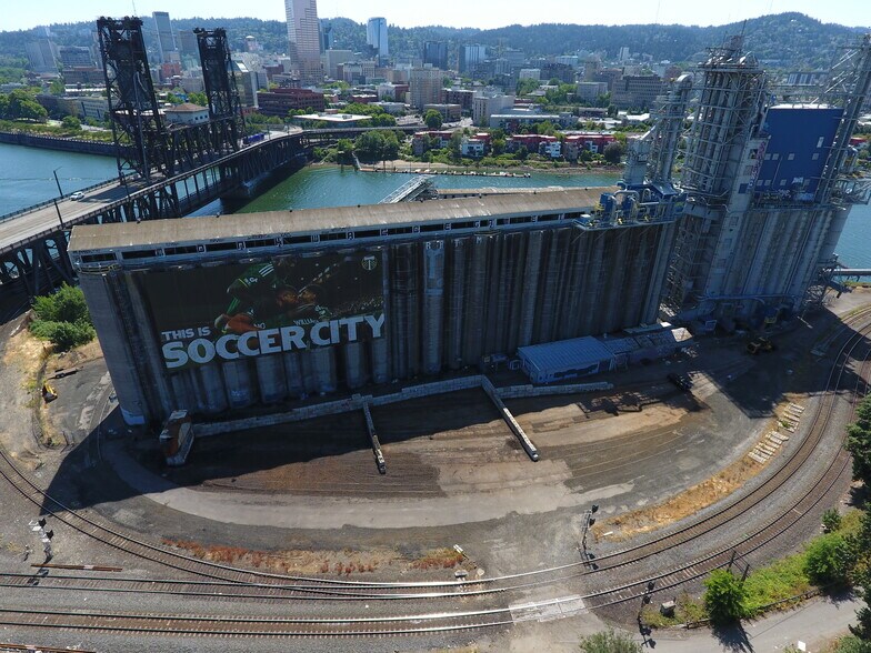 More Photos Of 900 N Thunderbird Way, Portland Distribution For Sale