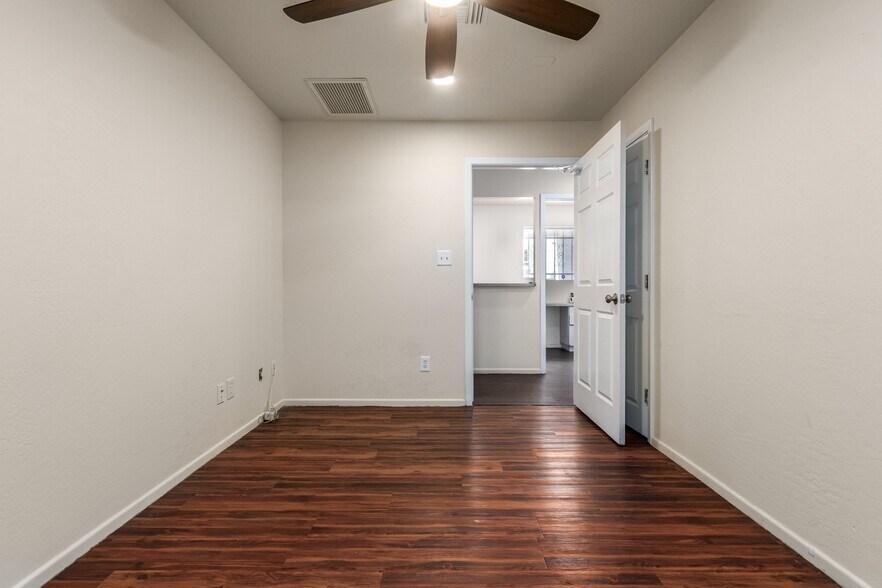 More Photos Of 2101 W Bethany Home Rd, Phoenix Office For Lease