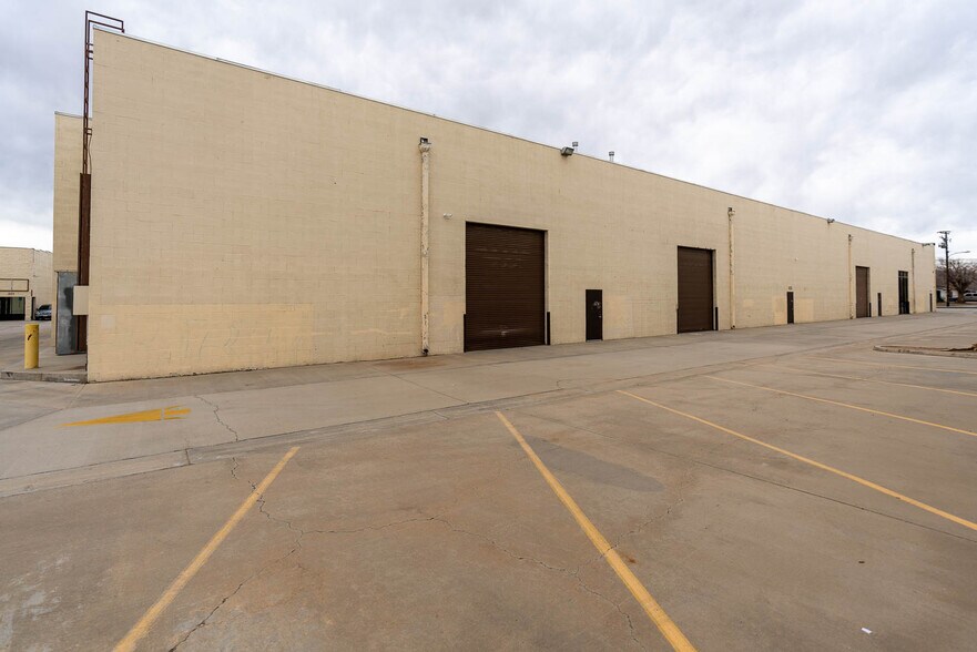 More Photos Of 39360 3rd St E, Palmdale Warehouse For Lease