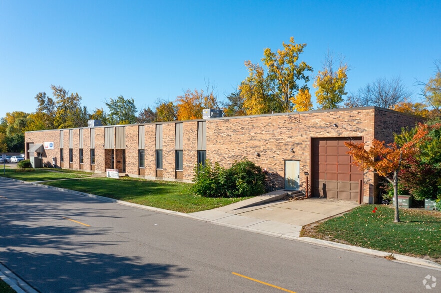 More Photos Of 162-164 Northfield Rd, Northfield Warehouse For Lease