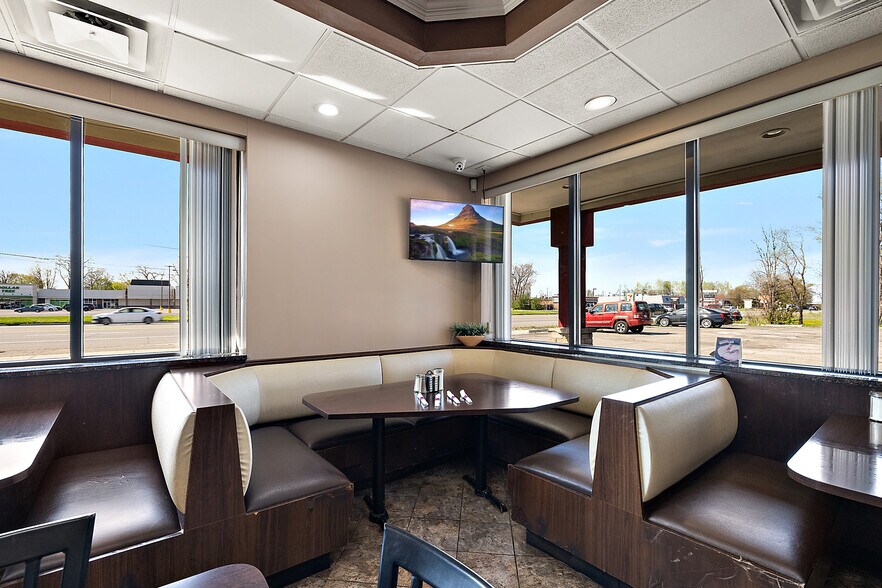 More Photos Of 37116 S Groesbeck Hwy, Clinton Township Restaurant For Sale